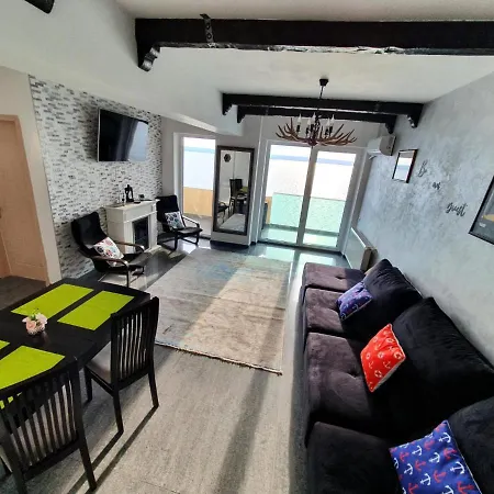 Moonlight Apartment Mamaia